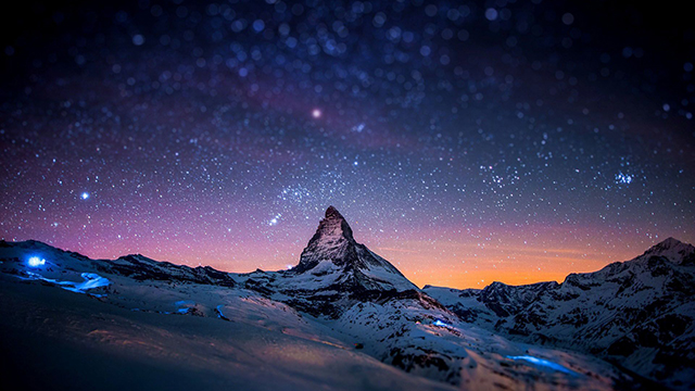 cielo stellato notturno tra i monti